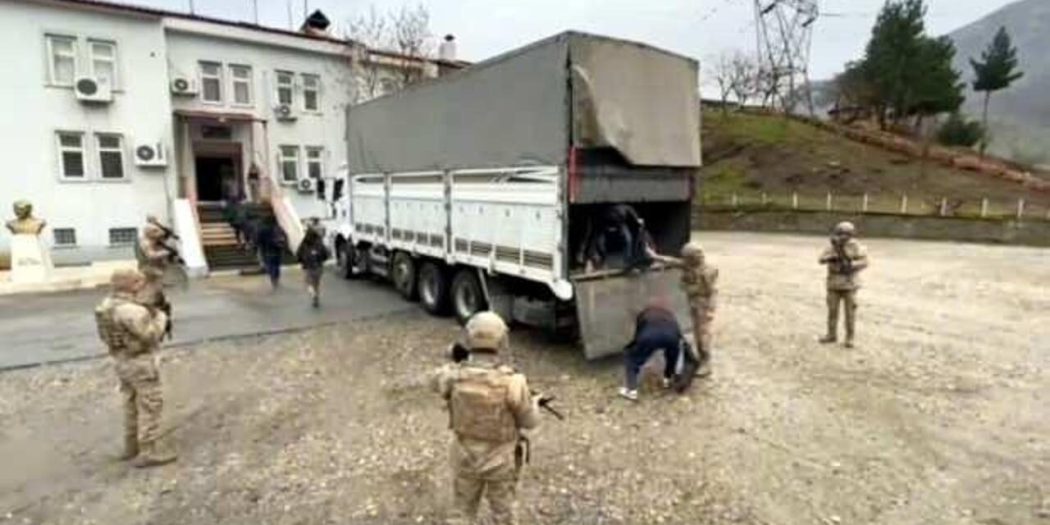 TIR’ın dorsesinde 76 kişi ile saatlerce yolculuk
