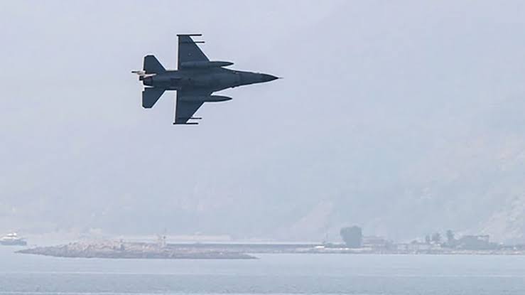 F-16 savaş uçağı denize düştü