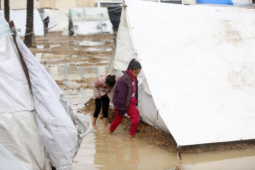 Gazze'de suyun bastığı çadırlarda çocuklar, çamur içerisinde uyumak zorunda kalıyor - Resim: 3
