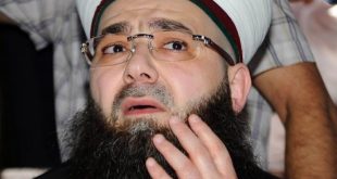 'Bunlar anasını da keser' diyerek Müslümanları hedef gösterdi! [Videolu]