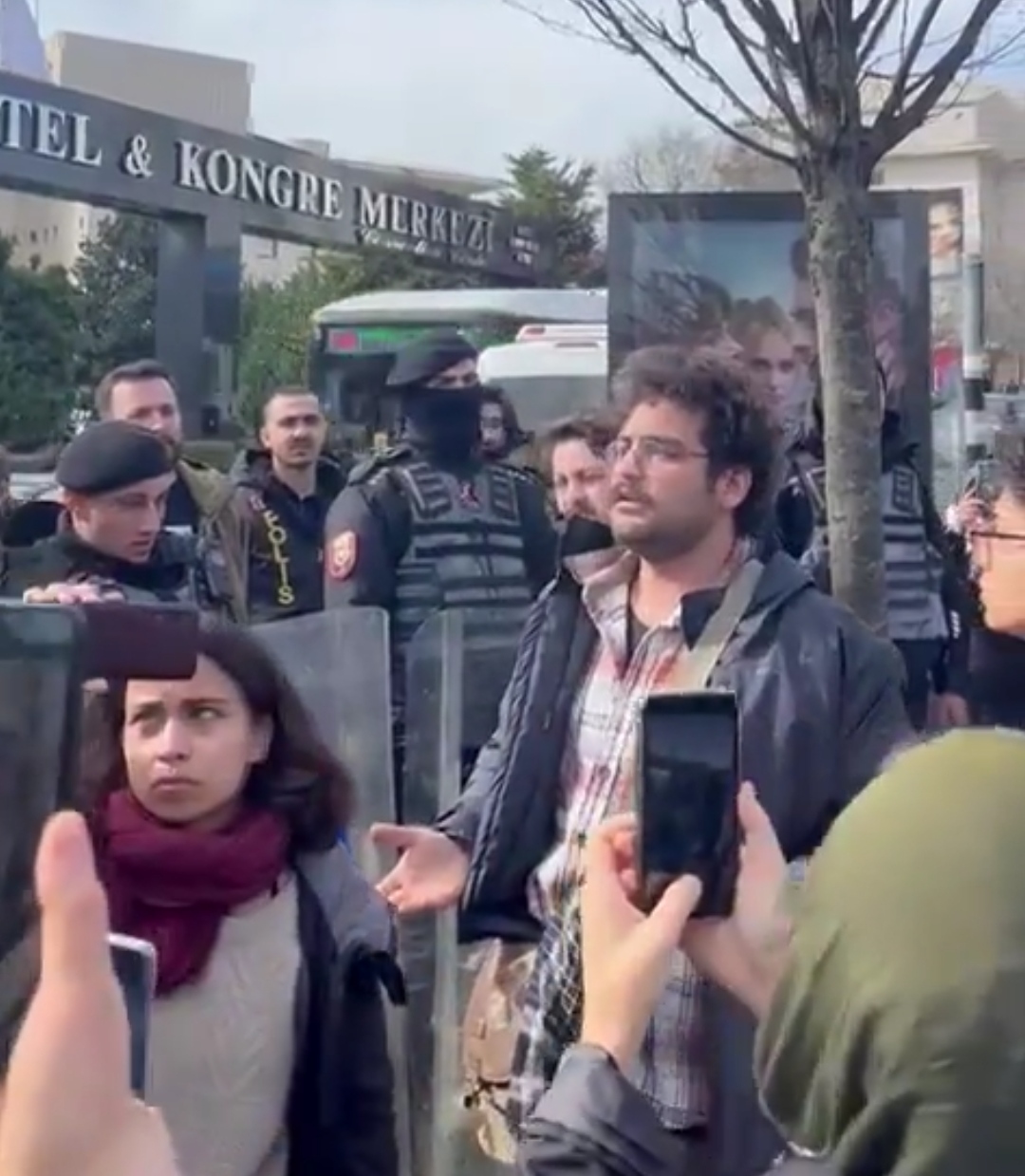 İsrail'le iş tutan Müsiad'a yönelik protestoya polis engeli! İsrail'le iş tutan Müsiad'a yönelik protestoya polis engeli!