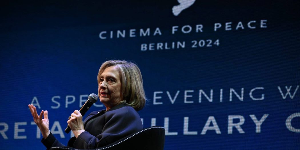 İsrail’i savunacaktı; Hillary Clinton ağzının payını aldı! [Videolu]