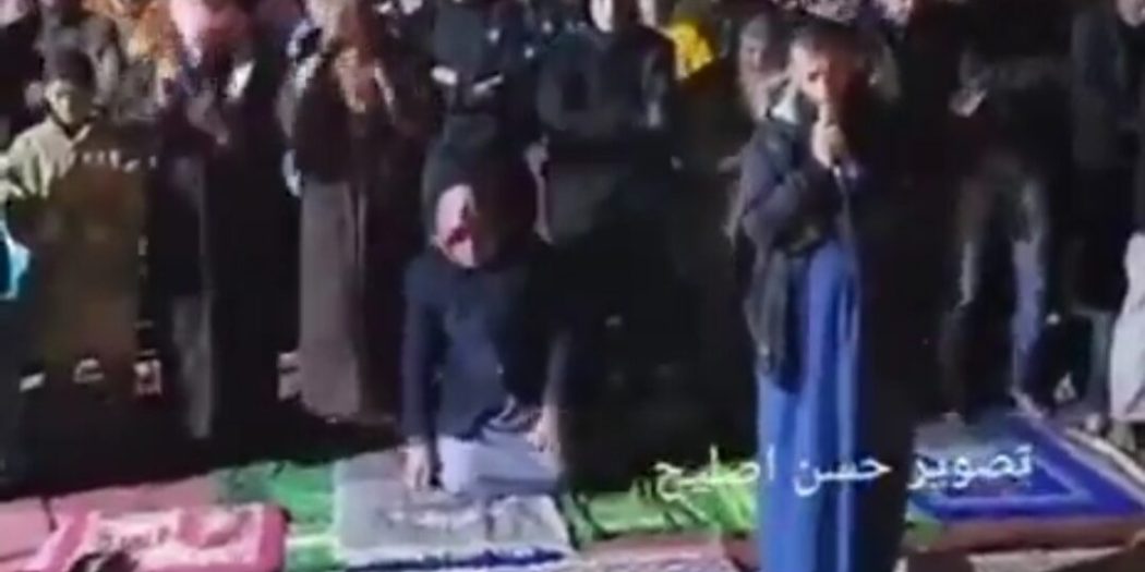 Yıkık minarenin önünde teravih için kıyamdalar! [Videolu]