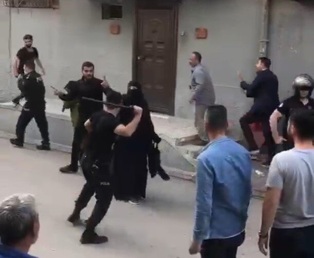 Ramazan’da skandal: Çarşaflı hamile kadına jop darbeleri yağdı![Videolu]