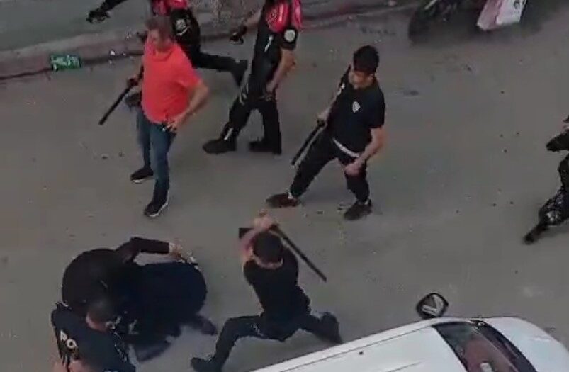 Skandal Görüntüler Ortaya Çıktı: Çarşaflı Kadını Dövmekle Yetinmediler! [Videolu]