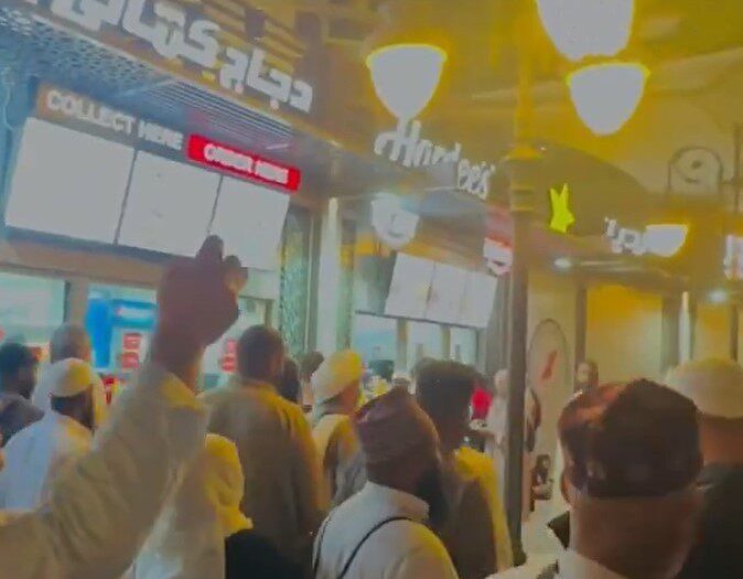 Medine’de İsrail destekçisi KFC’nin yemek kuyruğuna tepki yağdı![Videolu]