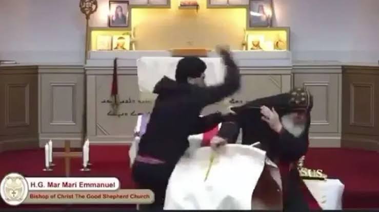 Ayın sırasında Papaz’a bıçaklı saldırı