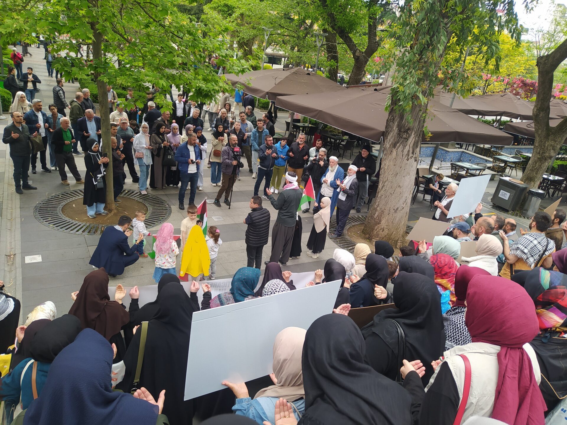 AK Parti Genel merkezi önünde 'kirli ticaret' protestosu