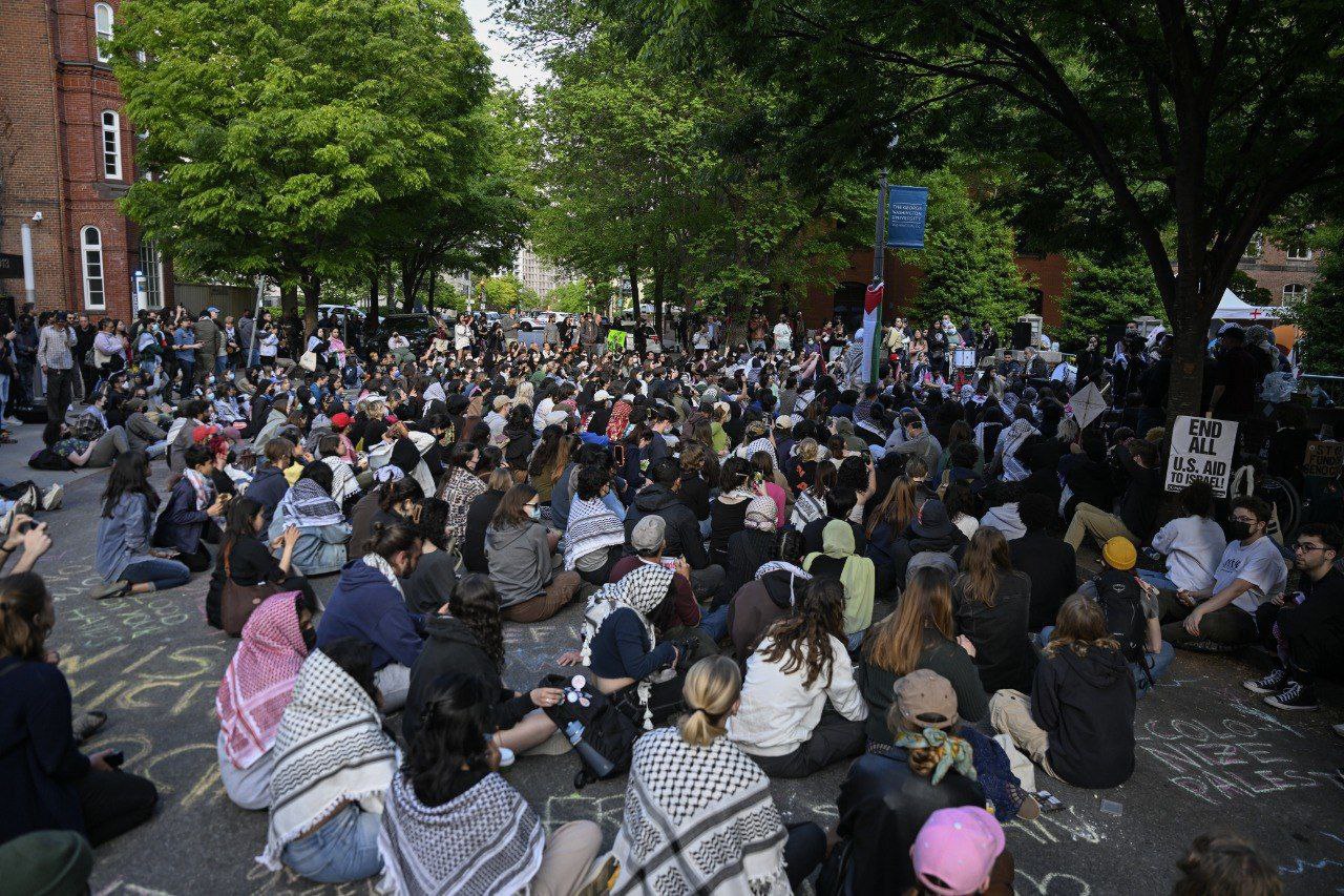 Gazze eyleminde gözaltına alınan genç, ters kelepçeyle namaz kıldı