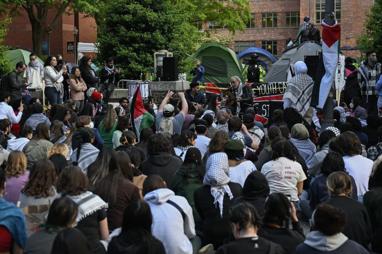 Gazze eyleminde gözaltına alınan genç, ters kelepçeyle namaz kıldı