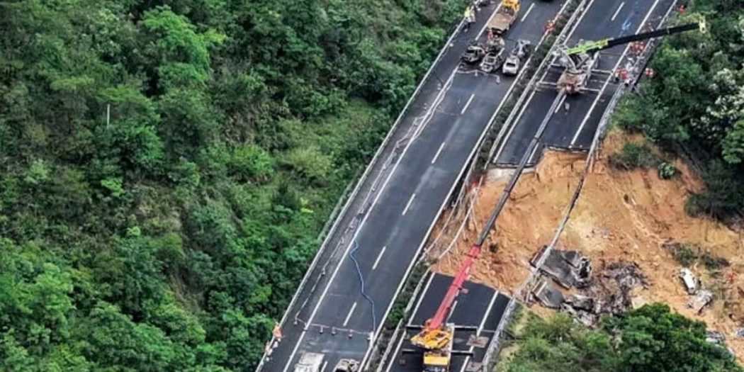 Otoyol çöktü, 19 kişi olay yerinde hayatını kaybetti