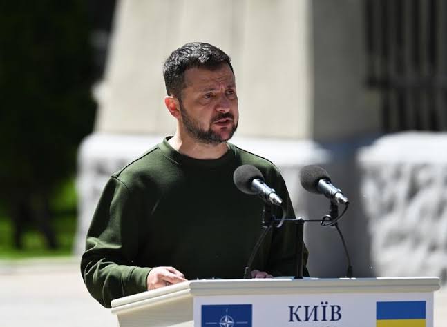 Zelenskiy kritik ismi görevden aldı