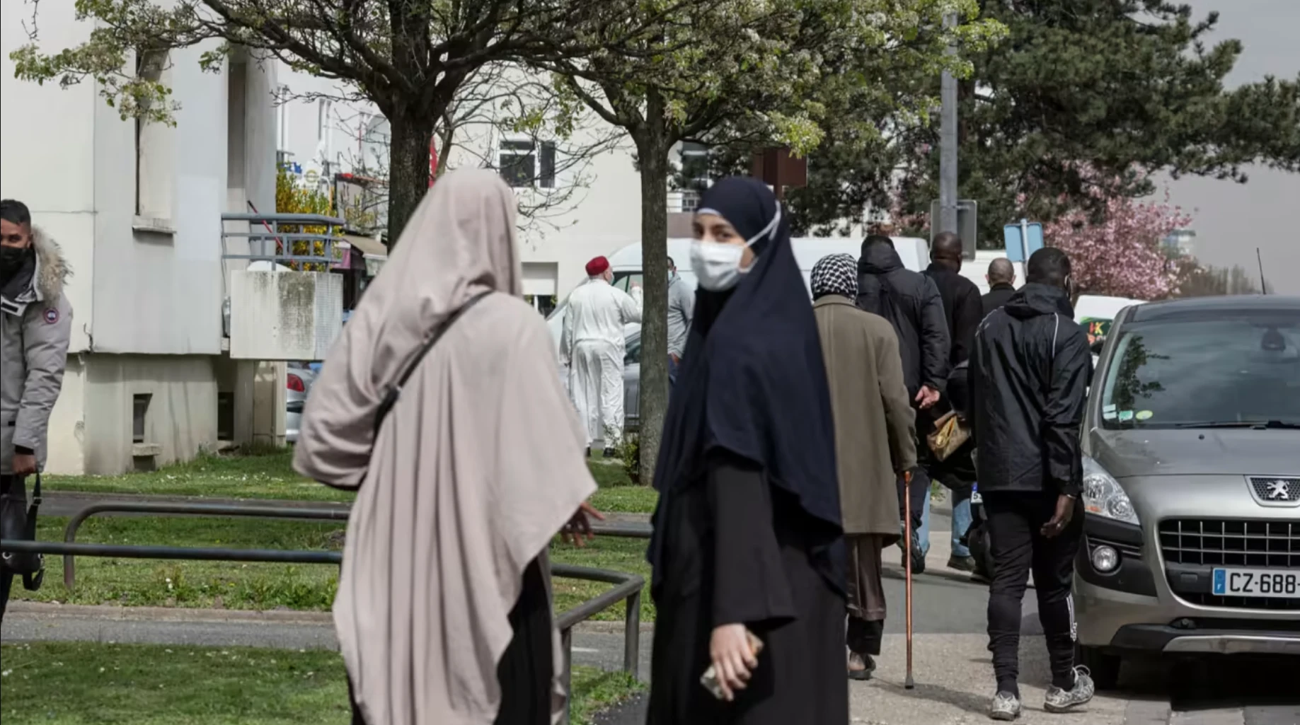 Başörtüsü yasağı ve laiklik tartışmaları göçmenleri nefessiz bıraktı
