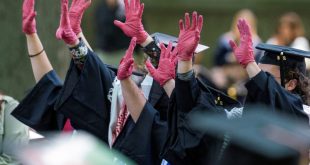 Mezunlar İsrail'e tepki göstererek töreni terk etti!