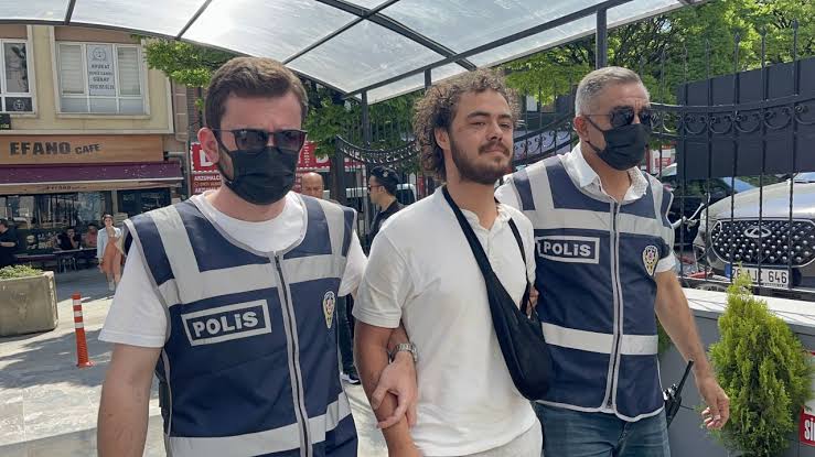 Camiye girip Kur’an-ı Kerim’leri yırtan aşağlık ayyaş gözaltında
