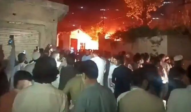 Pakistan’da Kuran’a hakaret eden kişi yakılarak öldürüldü