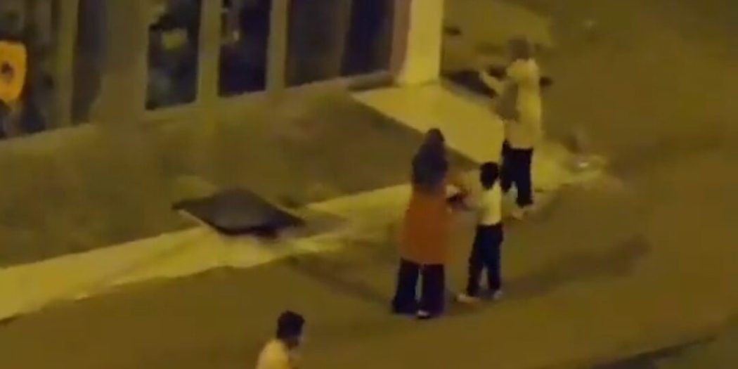 Başörtülü kadınlar Suriyelilerin camlarını indermekte yarıştılar