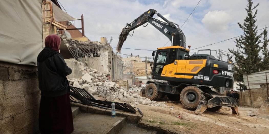 Kudüs’te bir aile kendi evini yıkmak zorunda kaldı