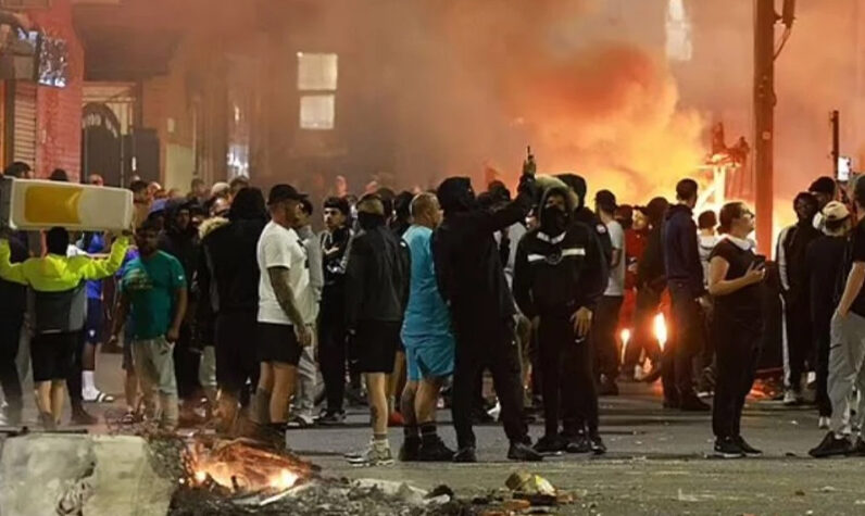 İngiltere karıştı, halk polise saldırdı