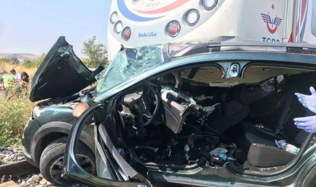 İzmir’de facia: Yolcu treni otomobili biçti
