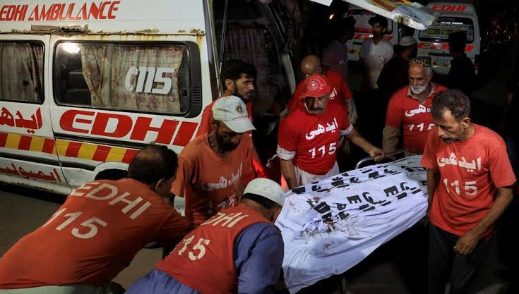 Yol kesen silahlı kişiler 23 kişiyi kurşuna dizdi