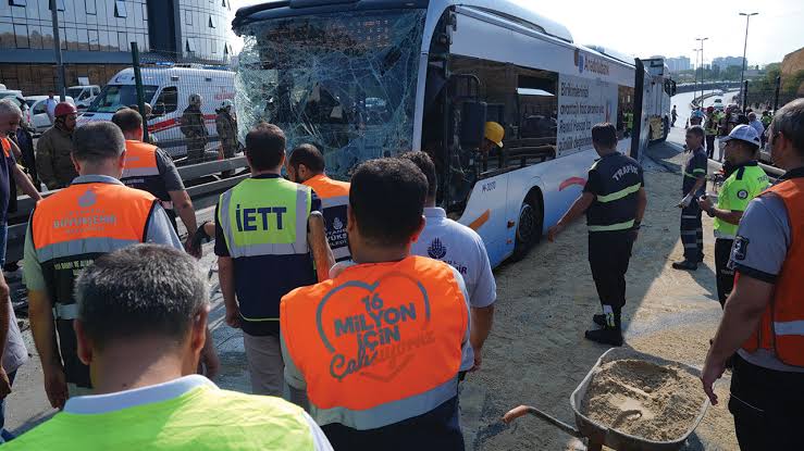 Küçükçekmece’de can pazarı: İki metrobüs çarpıştı