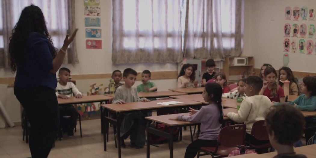 Filistinli öğrenci ‘Okulda Arap istemiyoruz’ sloganıyla atıldı!