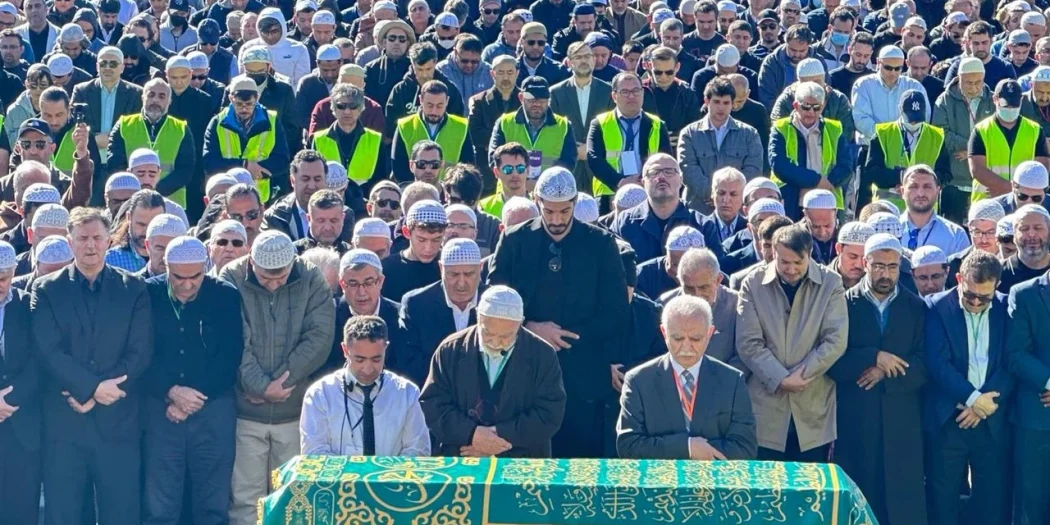 Terörist Gülen’in cenazesindeki üçlü: Yeni bir lider mi?