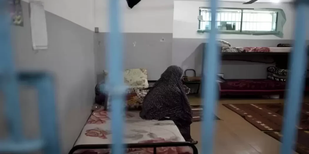 Siyonist eller kadın mahkumların cilbab ve peçesine kadar uzandı!