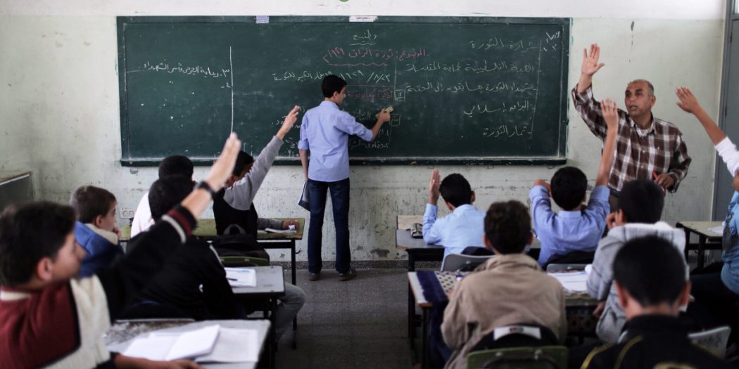 İşgalcilerden şimdi de öğretmenlere saldırı!