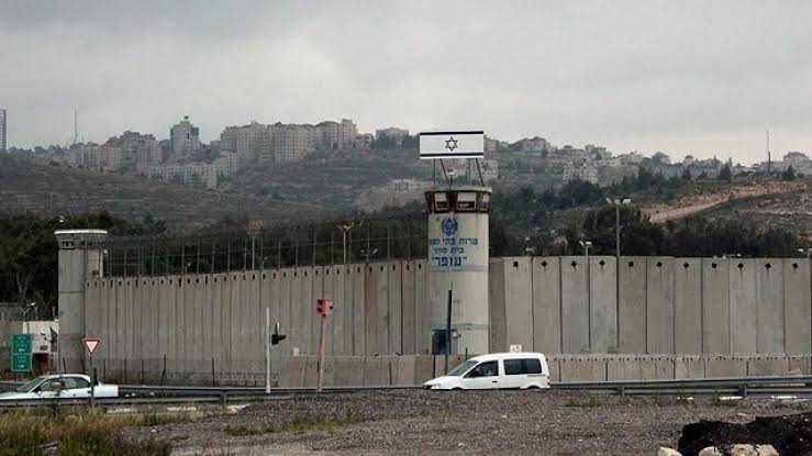 Filistinli esirlerin hayatta kalma mücadelesini verdiği yer: Ofer Hapishanesi