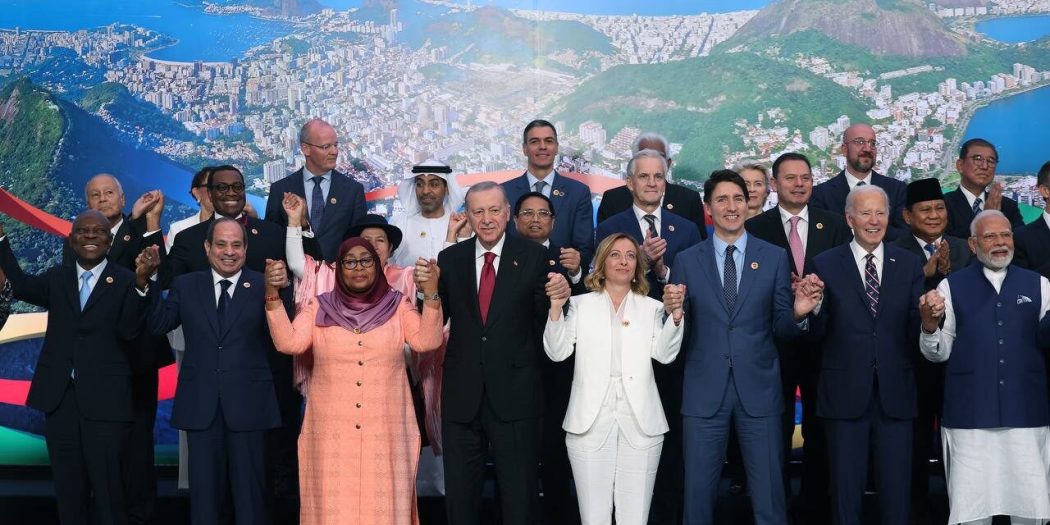 Katiller ile el ele mutlu bir portre!