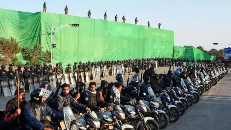 ‘İmran Han’ protestolarında kan döküldü; 1 polis öldü!