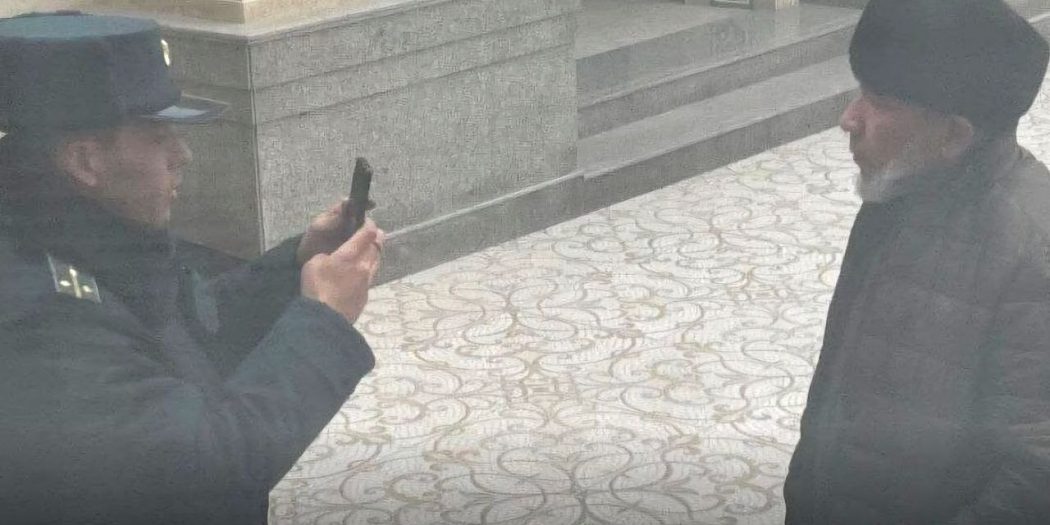 İşte Orta Asya Firavunları; cuma namazı çıkışı zorla sakal tıraşı!
