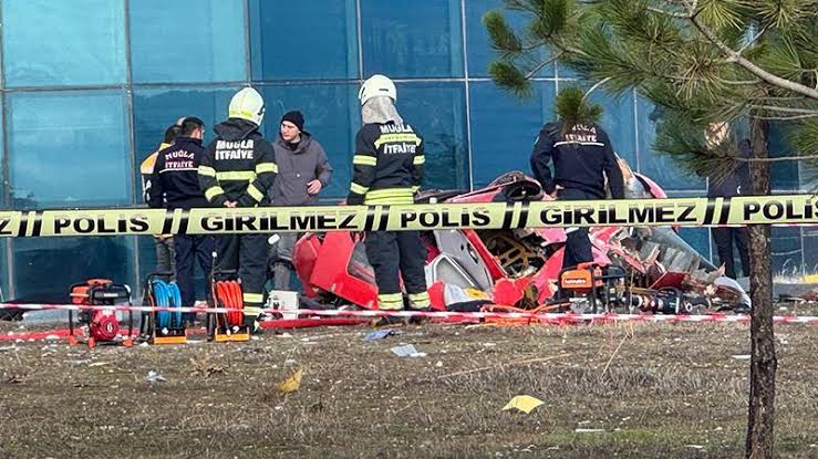 Helikopter hastaneye çarparak düştü: 4 ölü