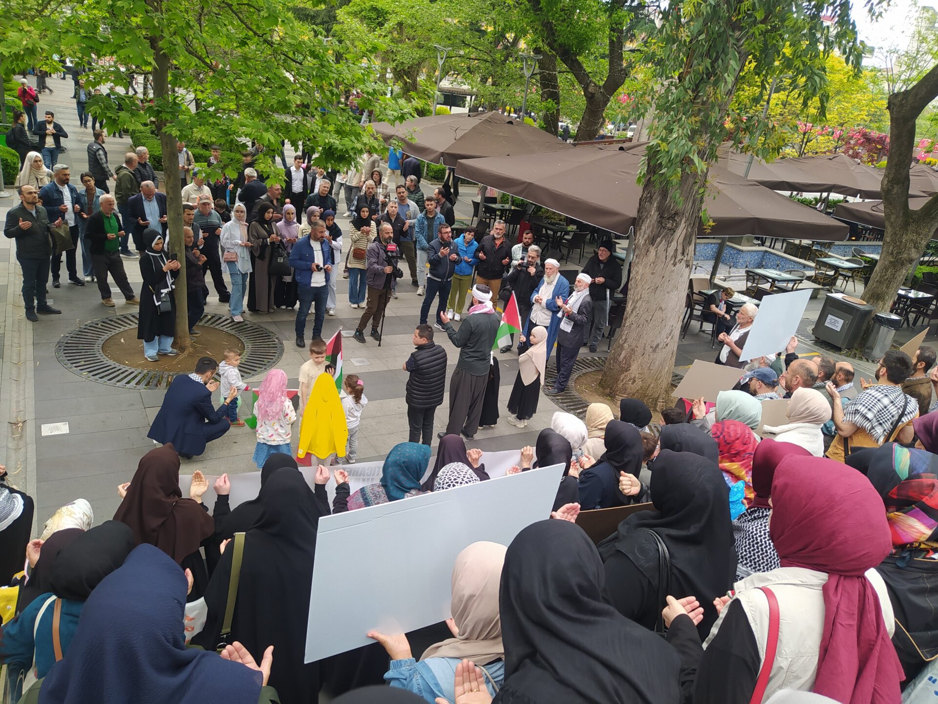 AK Parti Genel merkezi önünde 'kirli ticaret' protestosu