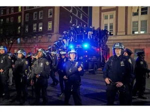 New York polisi kampüste, öğrenciler geri adım atmıyor!