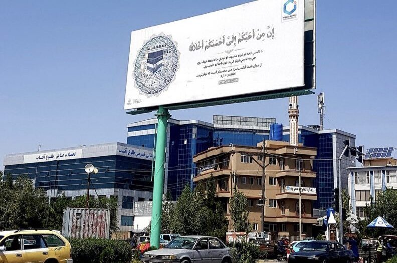Afganistan’da reklam panoları nasihat panosuna çevrildi