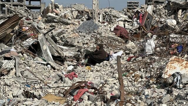 Gazzelilerin buruk sevinci: Molozlar arasında cenazelerini arıyorlar