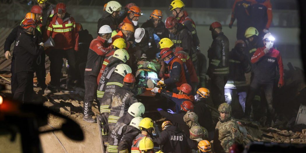 Konya’da 30 yıllık bina çöktü! Kurtarma çalışmaları sürüyor