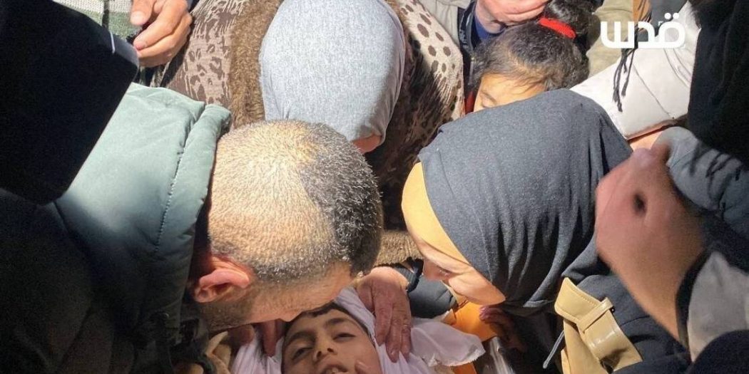 Sırtından Vurulan Çocuk, Yüzüne Gülünen Baba: Yahudi Terörünün Acımasız Yüzü!