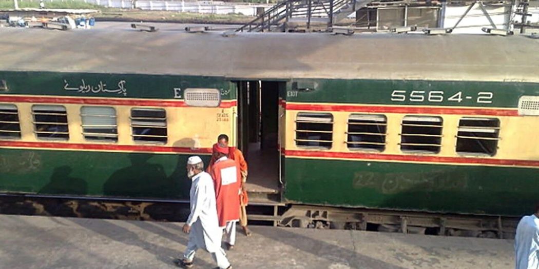 Pakistan’da tren saldırısı: Yüzlerce kişi rehin alındı!