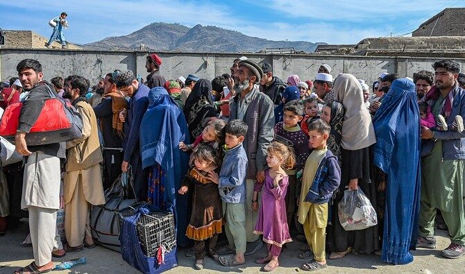 Pakistan, on binlerce Afgan’ı iki haftada kapı dışarı etti!