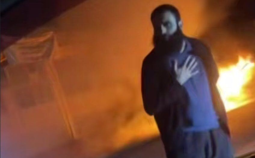 Sakarya’da Bir Vatandaş Gazze İçin Aracını Ateşe Verdi