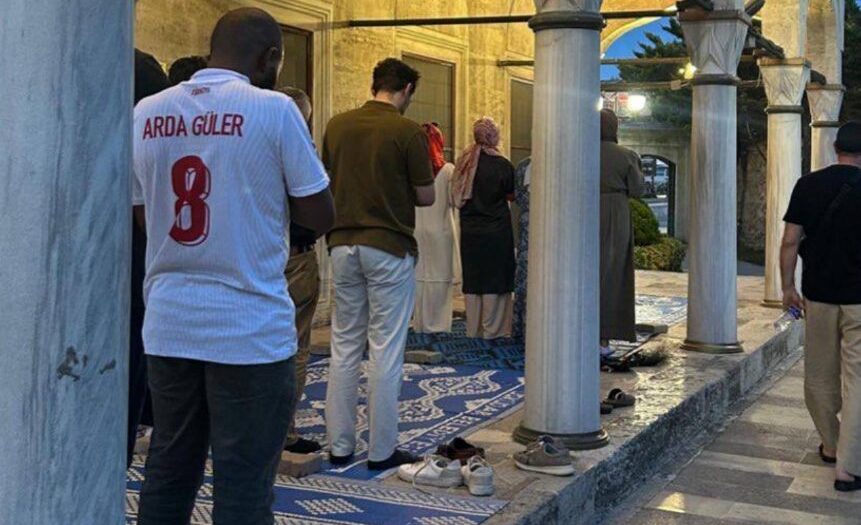 Bu hangi cemaat? Kadınlar önde, erkekler arkada saf tuttu!