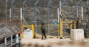 جندي إسرائيلي يقف على حدود المنطقة العازلة في الجولان (أ.ف.ب)