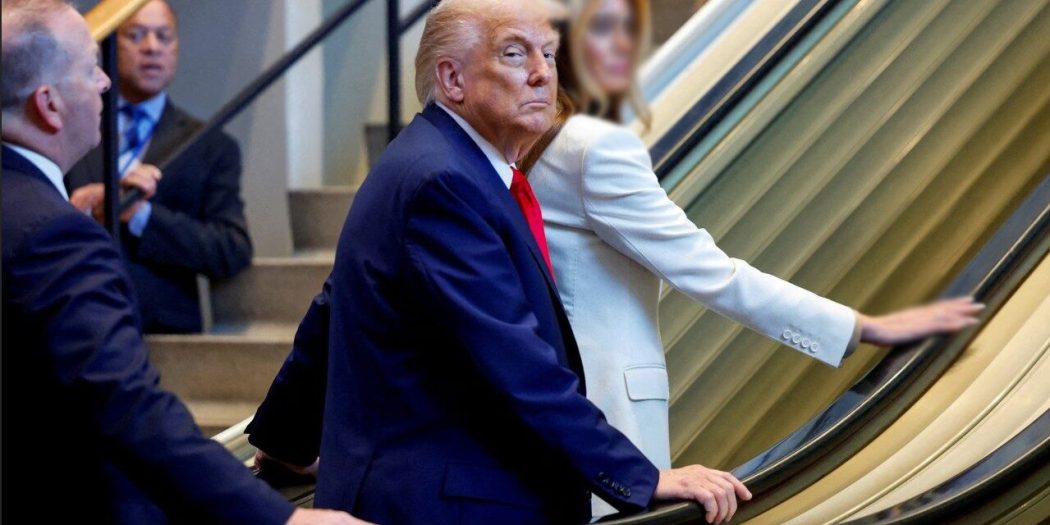 Önce yürüyen merdiven, sonra prompter bozuldu.. Trump sabote mi edildi?