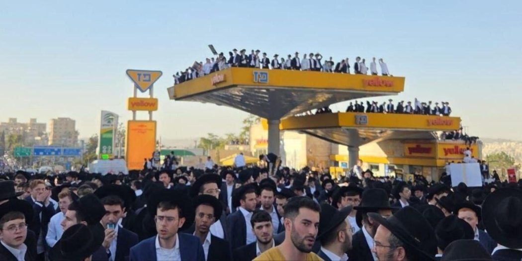 Haredi Yahudilerden ‘askerliğe hayır’ protestosu: Vinçlere tırmandılar