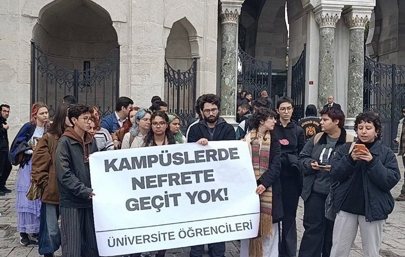 LGBT’li sapkınlar “şeriata geçit yok” sloganıyla üniversiteyi birbirine kattı!