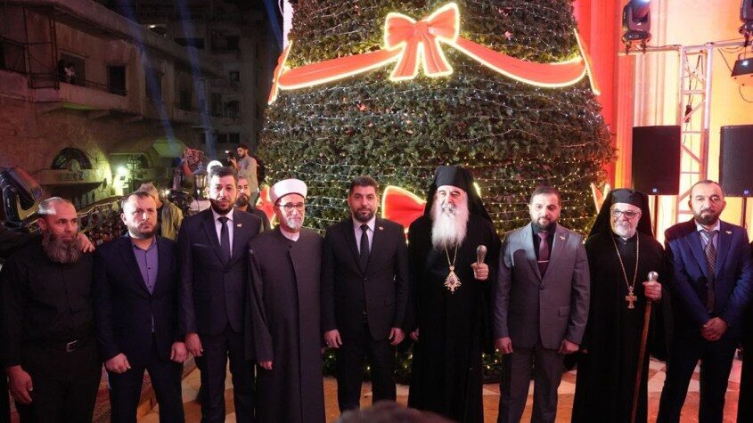 Lazkiye valisi Muhammed Osman, rahiplerle beraber Noel ışıklarını yaktı!